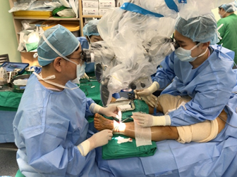 윤을식 고려대 안암병원 성형외과 교수가 다리 림프부종을 호소하던 환자에게 림프 정맥 문합술을 시행하는 사진